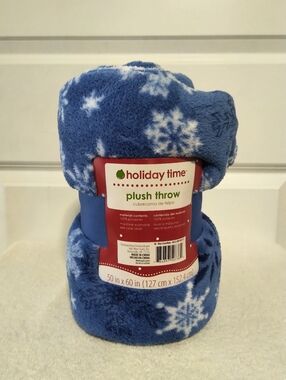 BRAND NEW Holiday Time Blue Snowflake Plush Throw